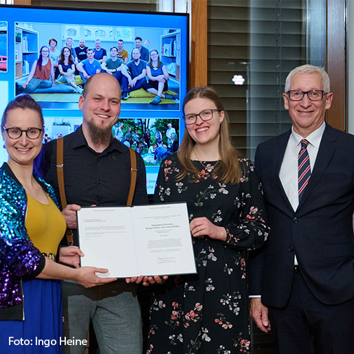 Magdalena Dressler, Anna Kohler und Robin Kohler bei der Übergabe der Urkunde des Leuchtturmpreises Ehrenamt 2024